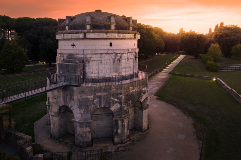 Mausoleo di Teodorico (diritti fotografia dell'Opera di Religione della Diocesi di Ravenna, courtesy Servizio Turismo di Ravenna)